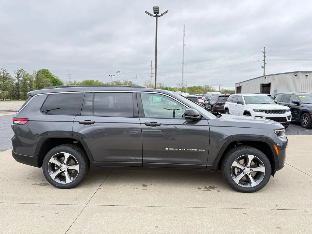New 2026 Baltic Gray Metallic Clear-Coat Exterior Paint Jeep Limited image 8