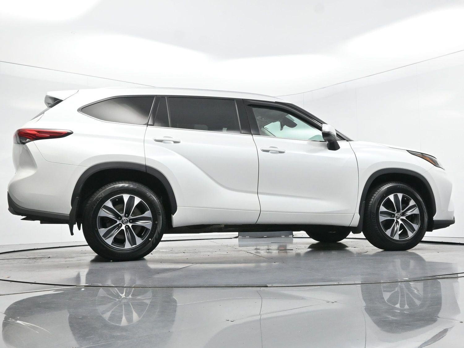 Used 2022 Wind Chill Pearl Toyota XLE image 59