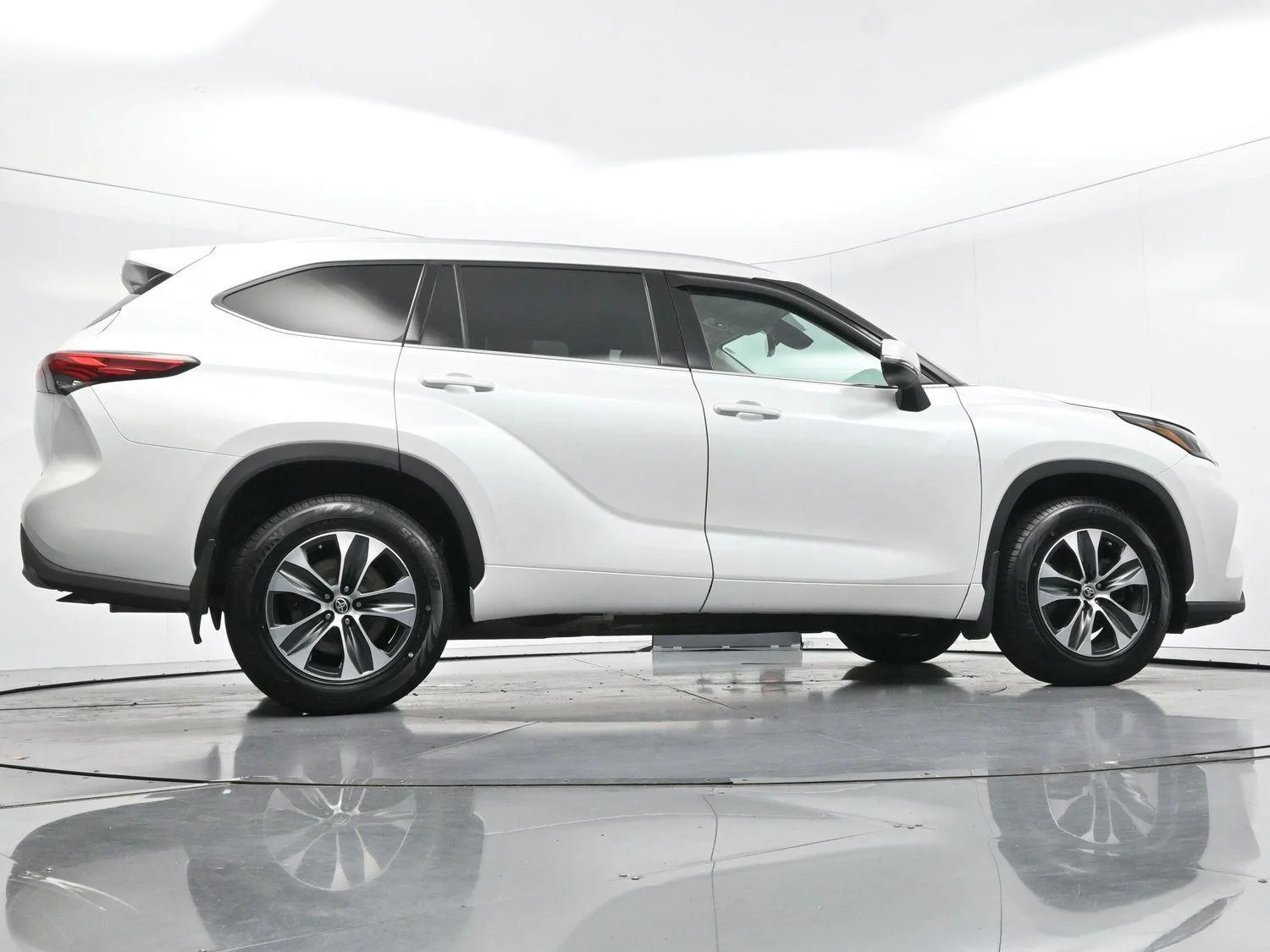 Used 2022 Wind Chill Pearl Toyota XLE image 59