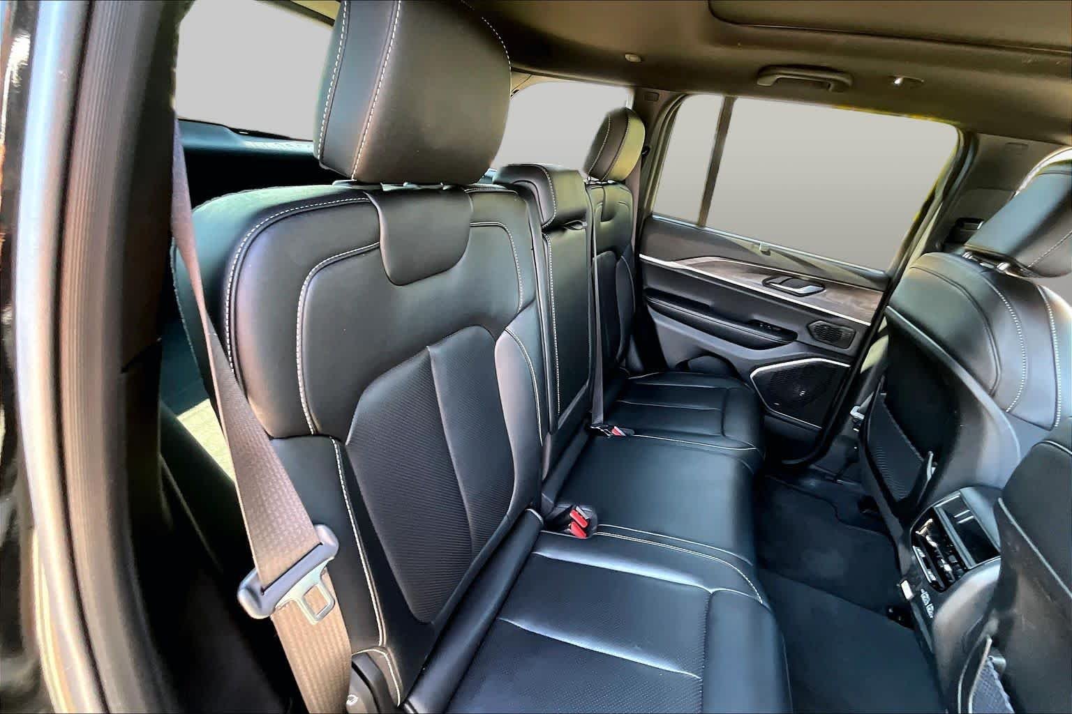 Used 2025 Diamond Black Crystal Pearlcoat Jeep Limited image 20