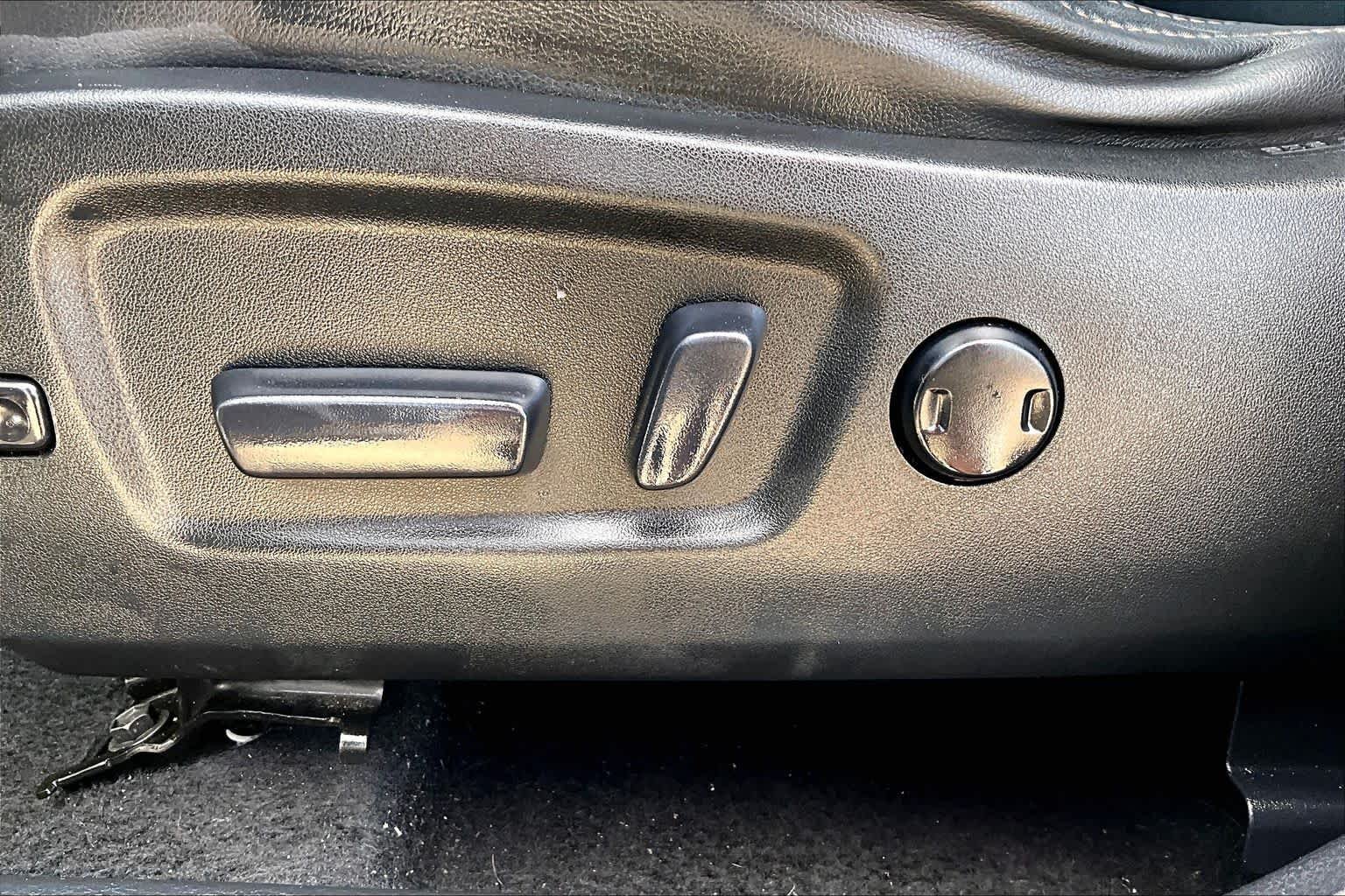 Used 2015 Predawn Gray Mica Toyota XLE image 33