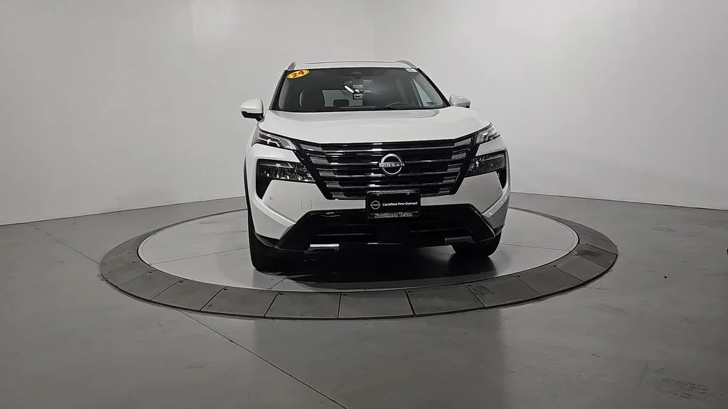 Used 2024 White Nissan Platinum image 10