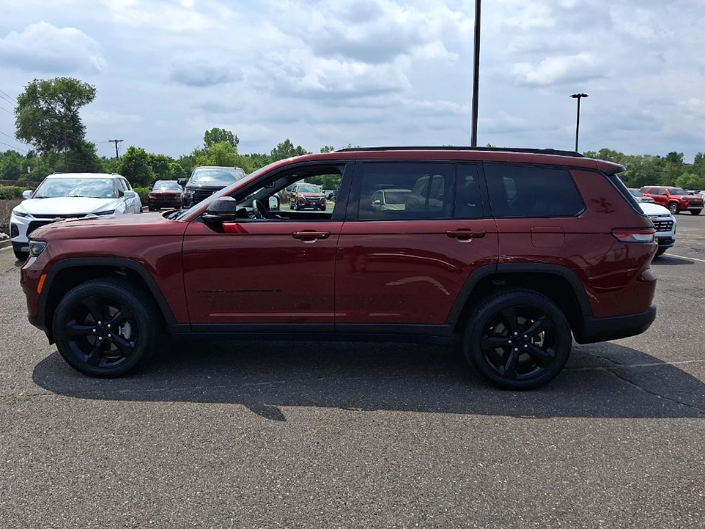 Used 2024 Red Jeep Altitude X 4x4 image 7