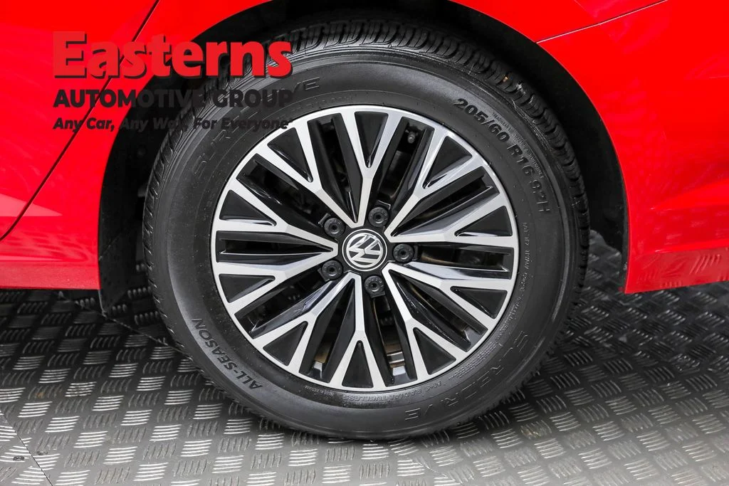 Used 2019 Red Volkswagen SEL image 8