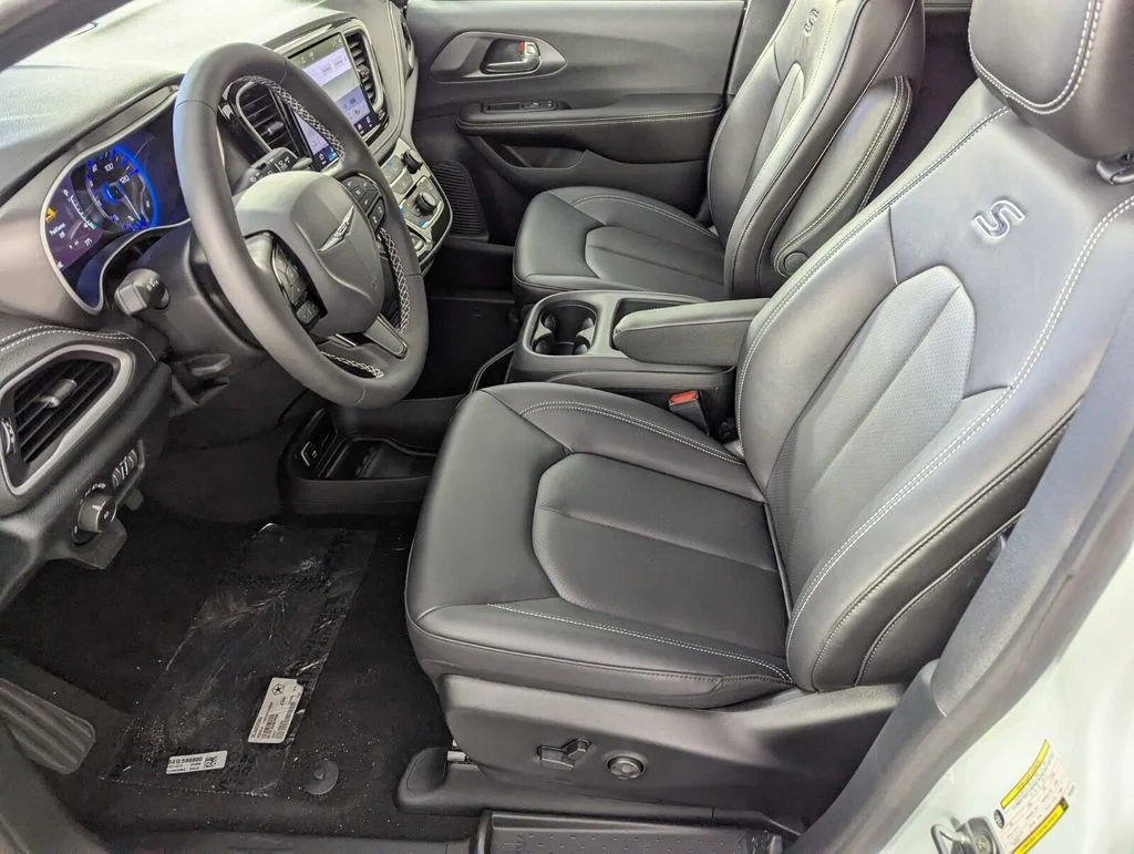 New 2026 Bright White Clear-Coat Exterior Paint Chrysler Select image 10