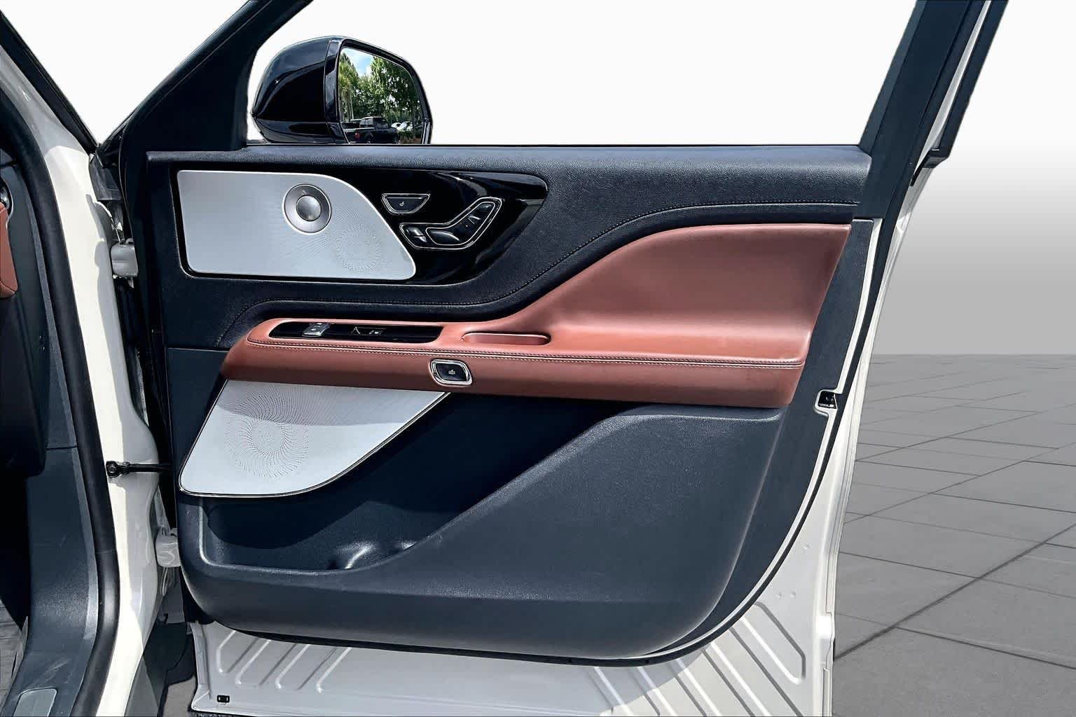 Used 2025 Ceramic Pearl Metallic Tri-Coat Lincoln Reserve image 39
