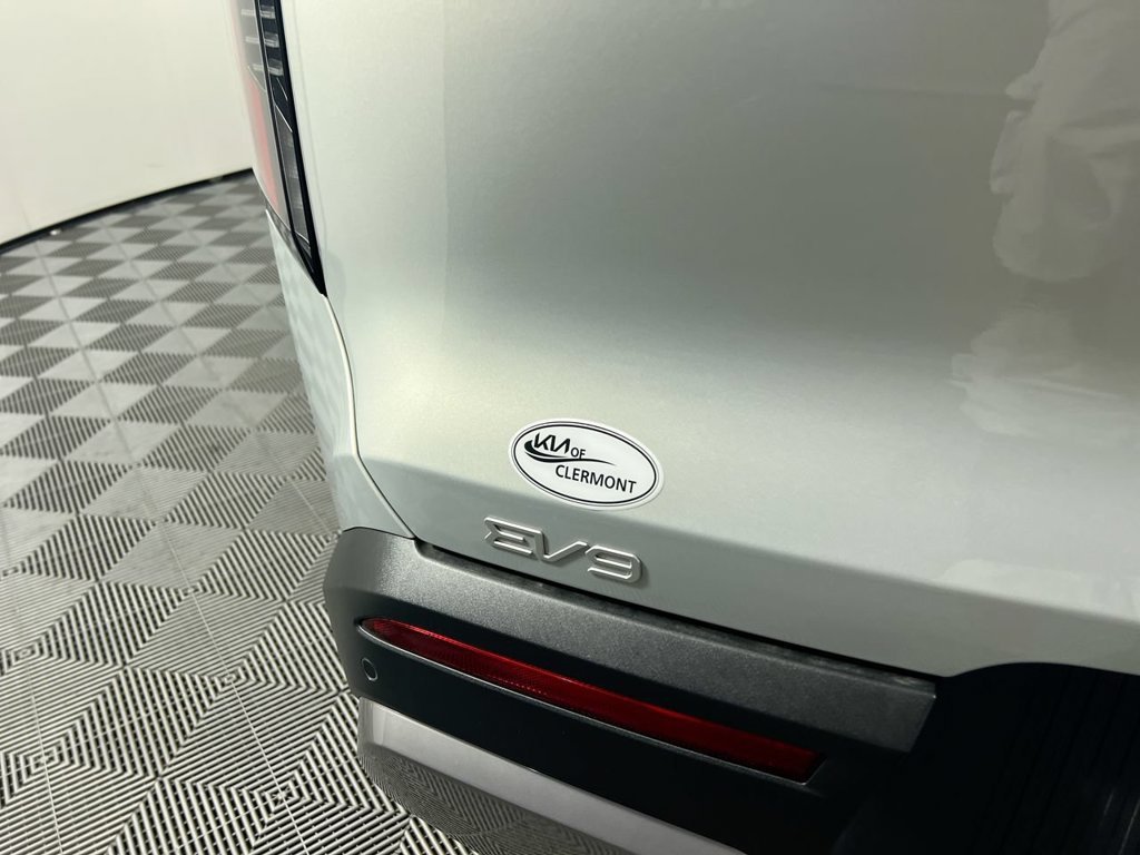 New 2026 White Kia Light image 5