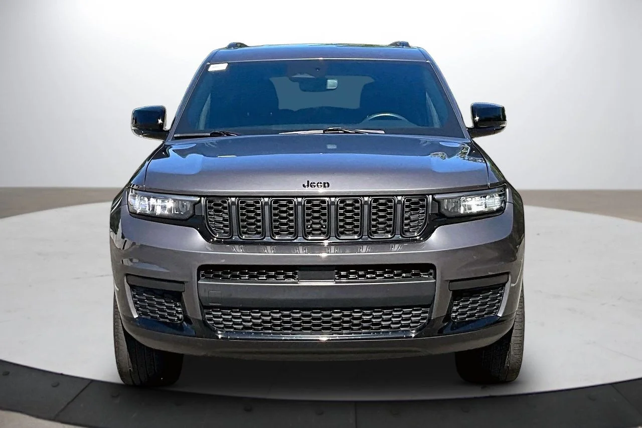 Used 2021 Gray Jeep Altitude image 3