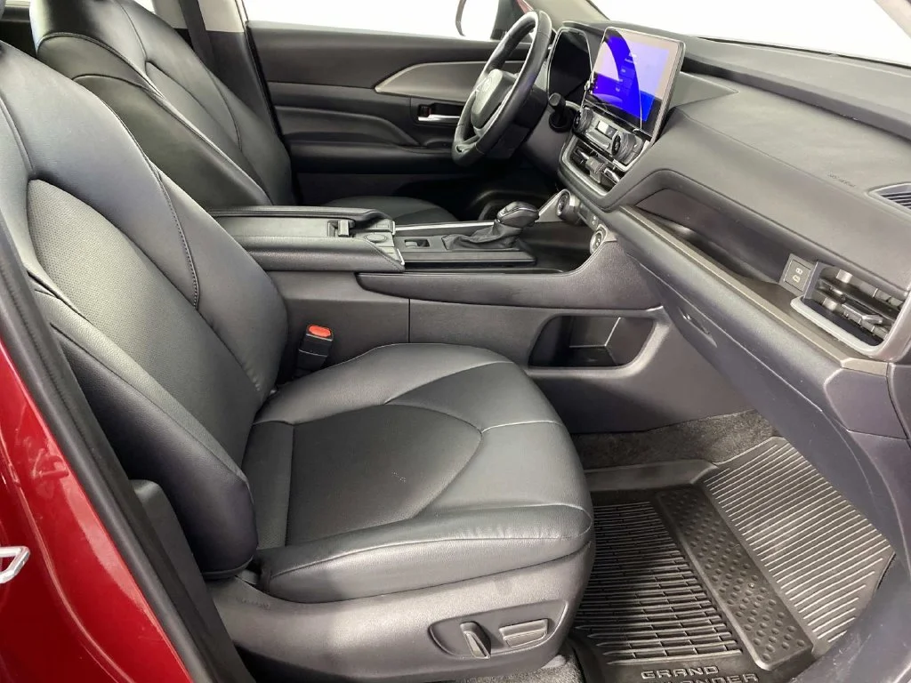 Used 2025 Red Toyota XLE image 10