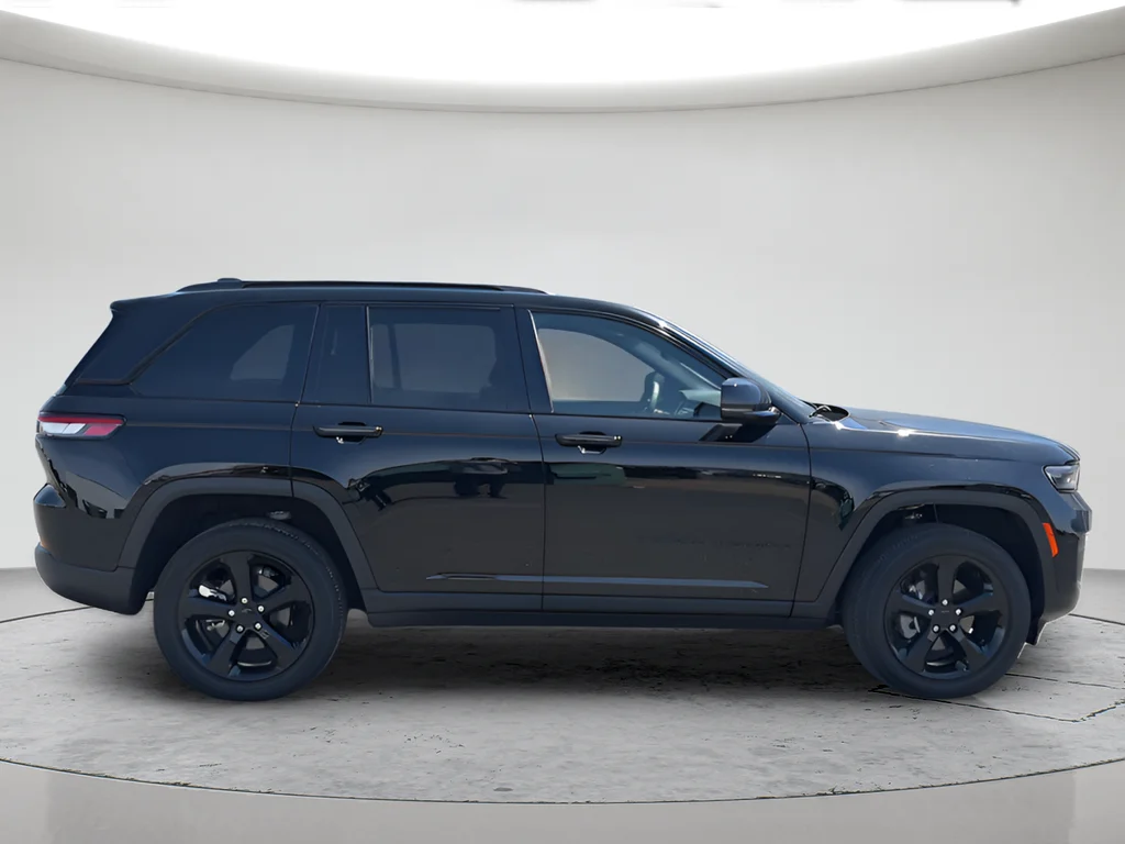 Used 2023 Black Jeep Altitude X image 3