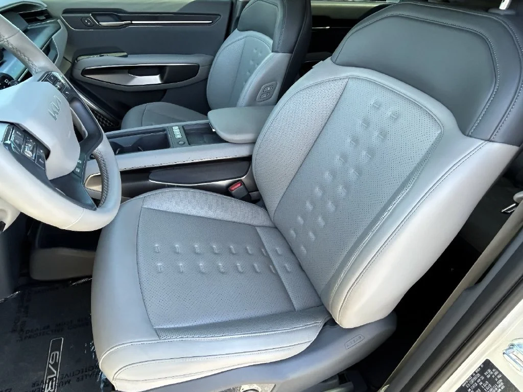 Used 2024 Ivory Kia Wind image 18