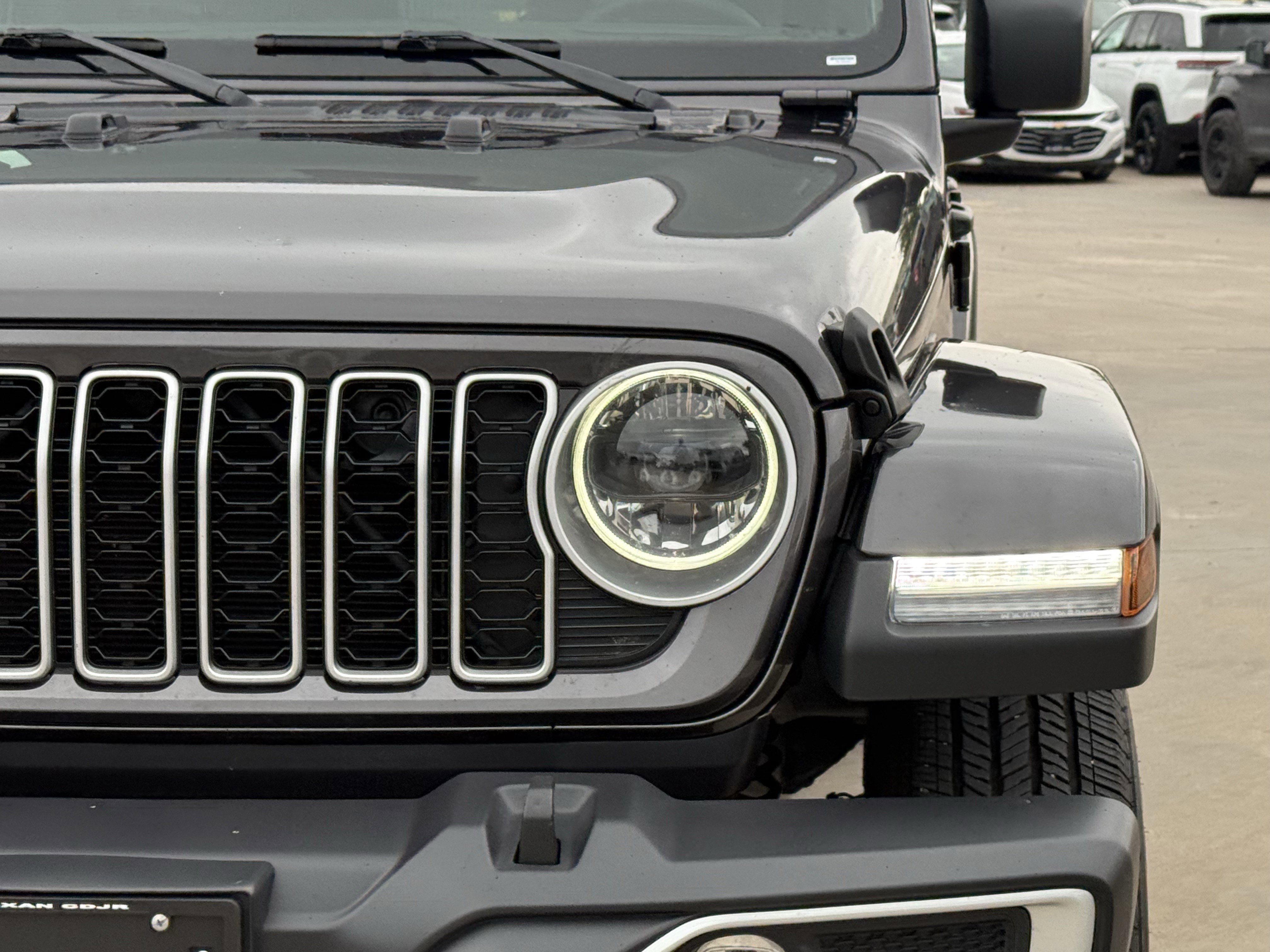 Used 2025 Granite Crystal Metallic Clearcoat Jeep  image 11