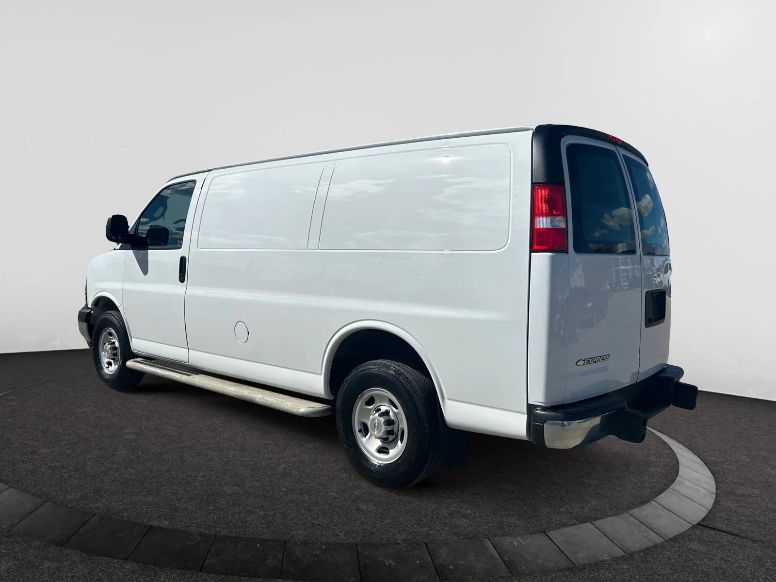Used 2024 White Chevrolet  image 3