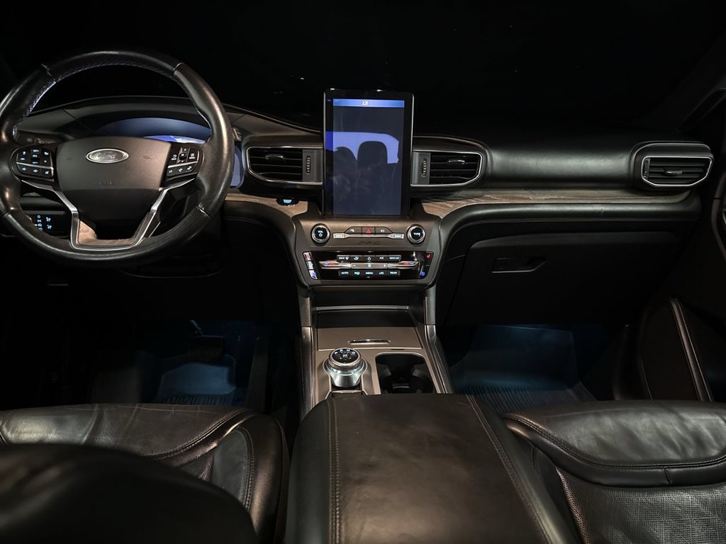 Used 2020 Black Metallic Ford Platinum image 28