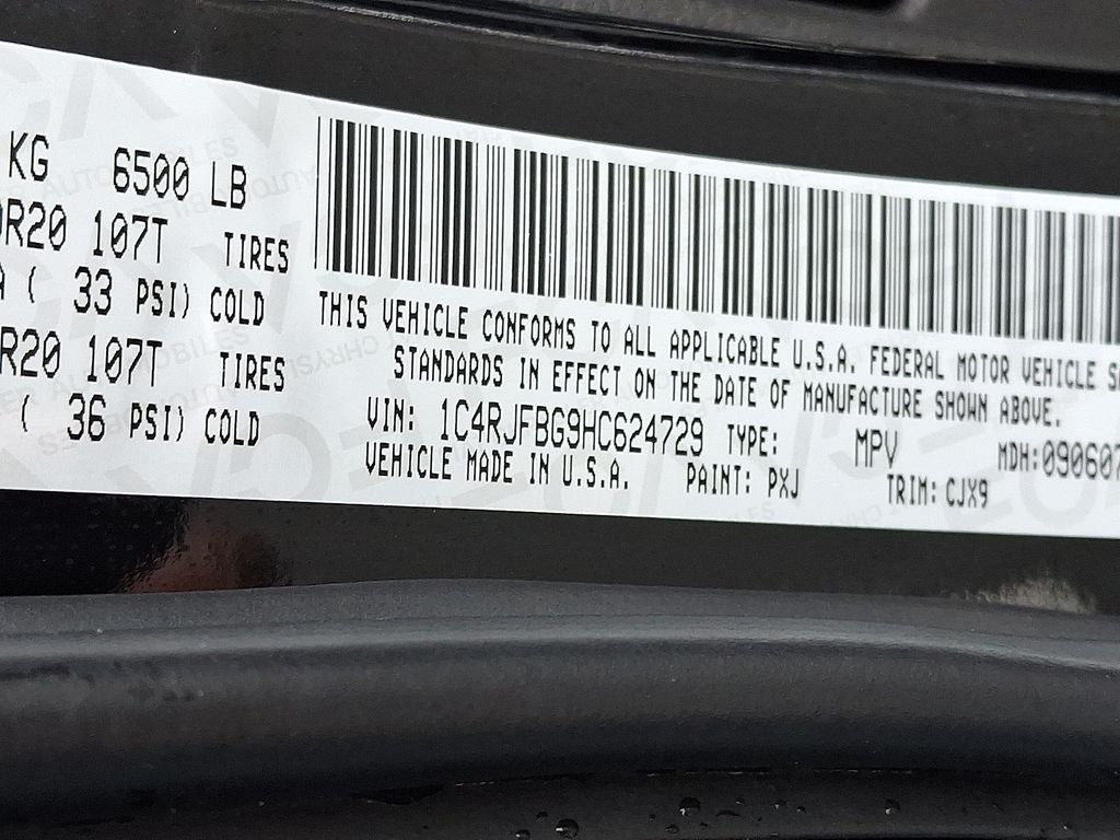 Used 2017 Diamond Black Crystal Pearlcoat Jeep Limited image 27
