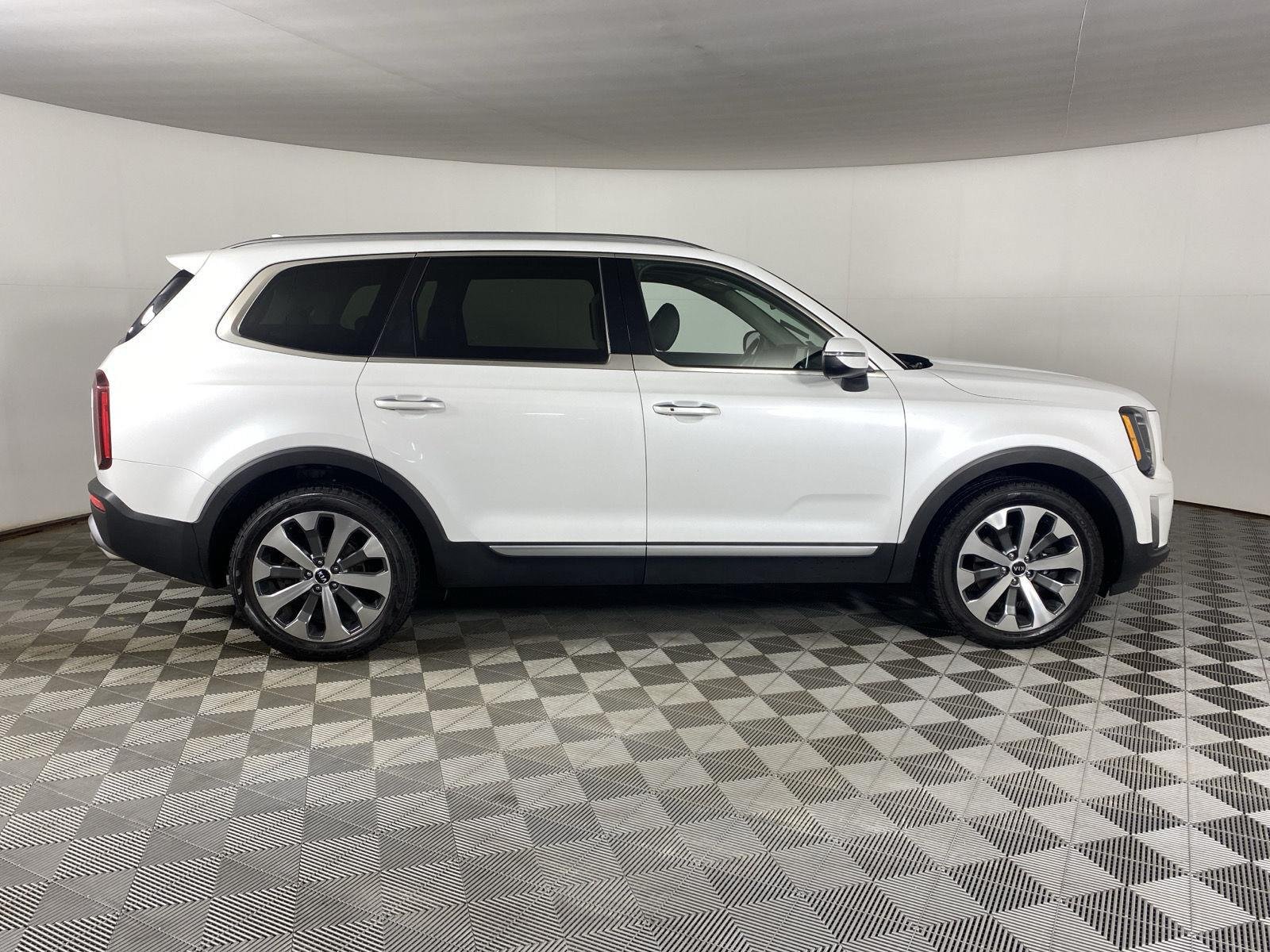 Used 2020 Snow White Pearl Kia  image 8