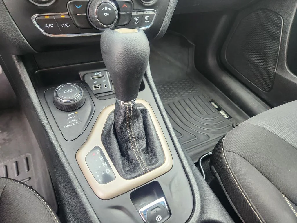 Used 2015 Black Jeep Latitude image 19