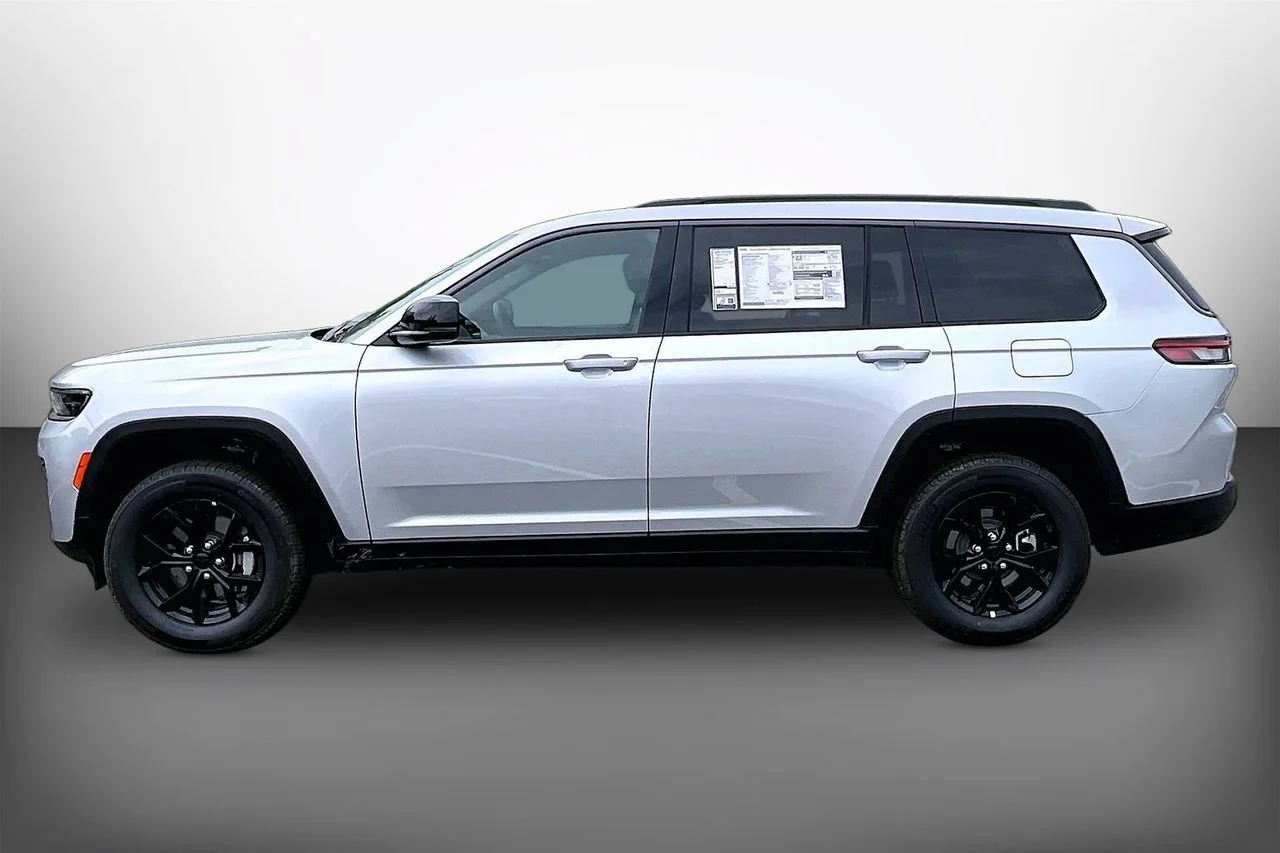 New 2026 Silver Zynith Exterior Paint Jeep Altitude image 5