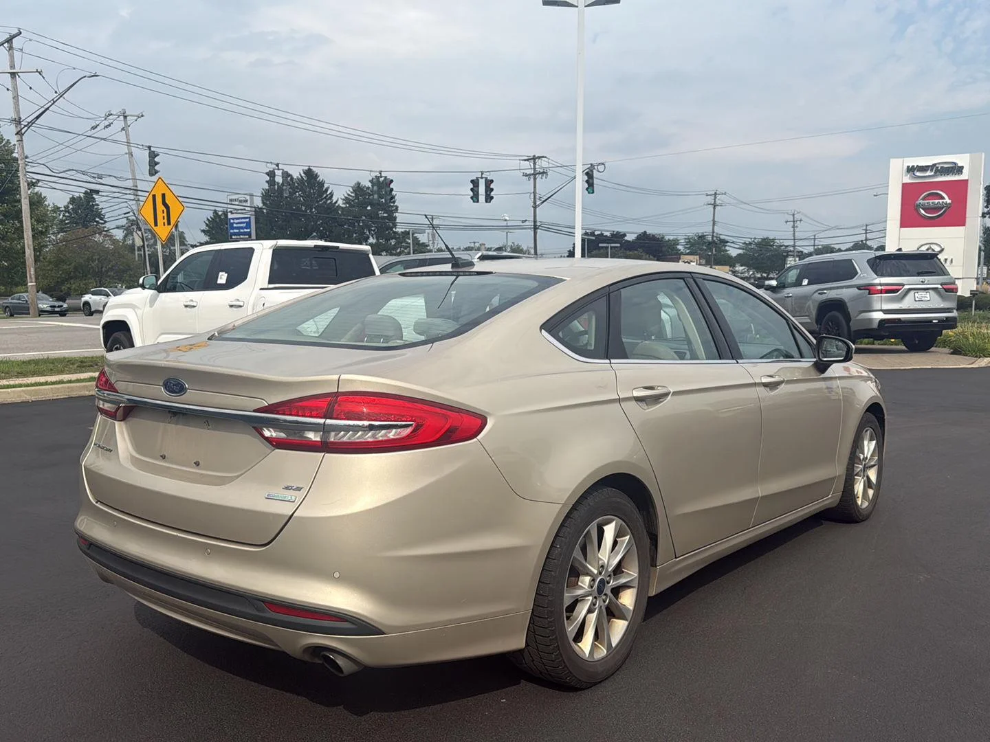 Used 2017 White Gold Ford SE image 7