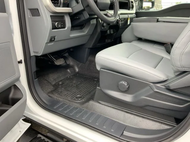 2025 Ford F-350 Super Duty Chassis Cab XLT - Photo 12