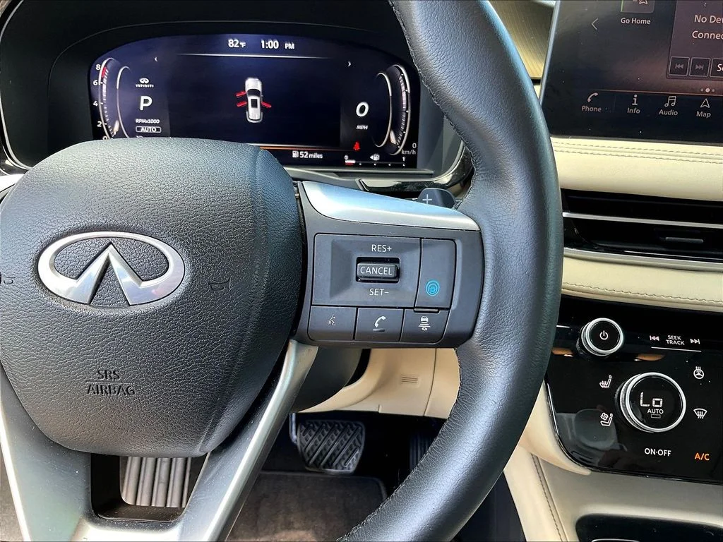 Used 2023 White INFINITI LUXE image 14