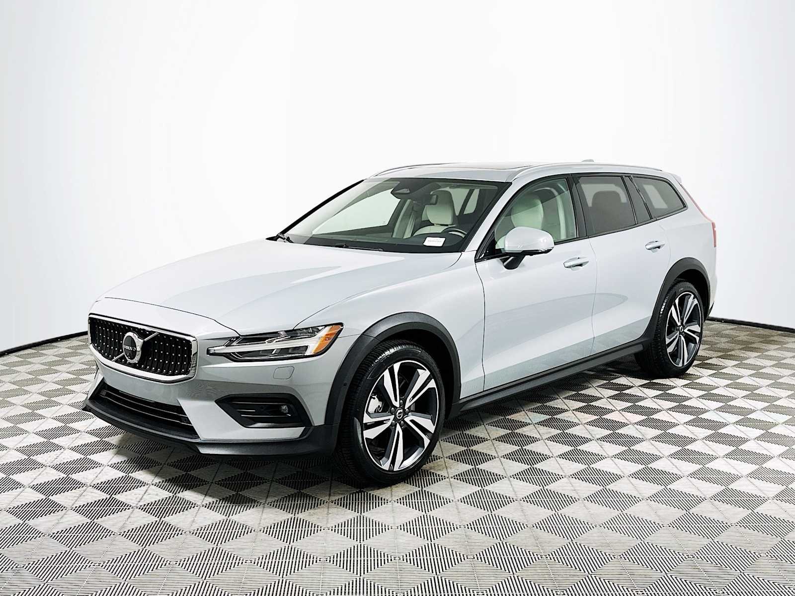 Used 2026 Vapour Grey Volvo Plus image 3
