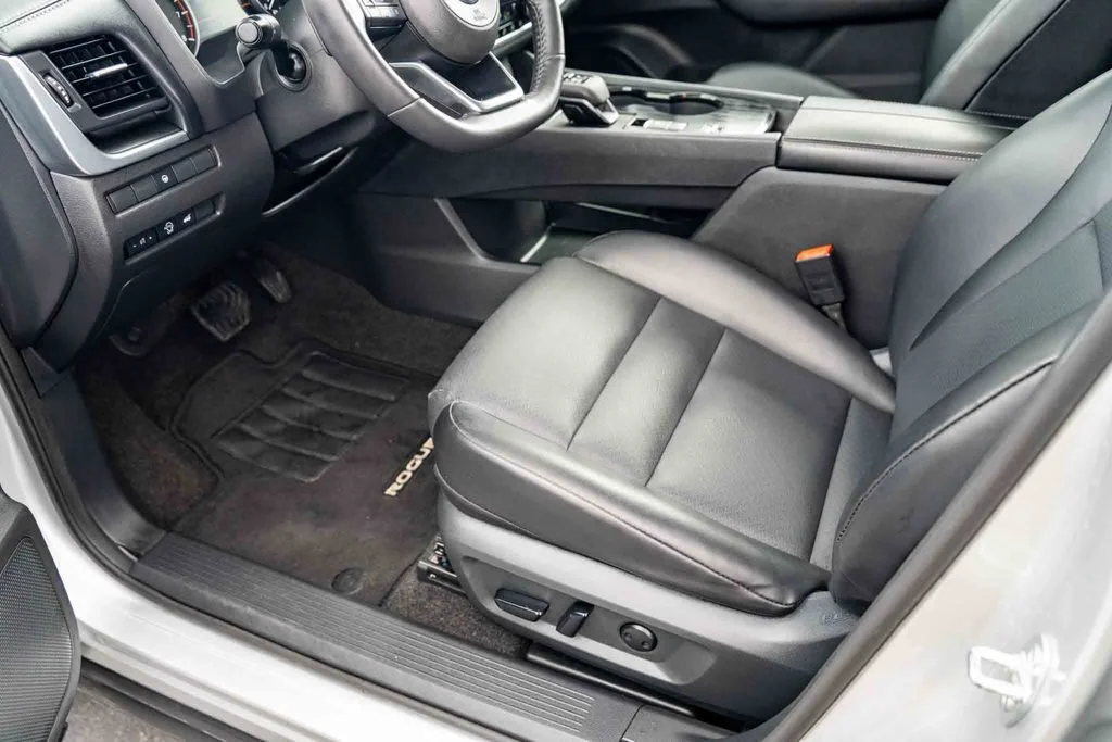 Used 2023 Silver Nissan SV image 11