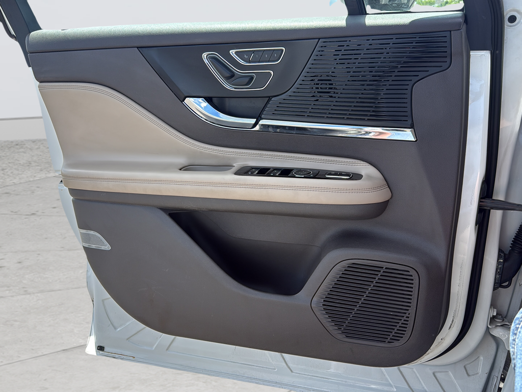 Used 2020 White Lincoln Standard image 18