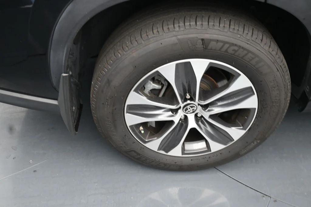 Used 2022 Black Toyota XLE image 9
