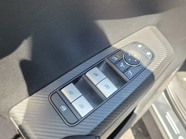 Used 2025 Gray Mitsubishi SE image 15