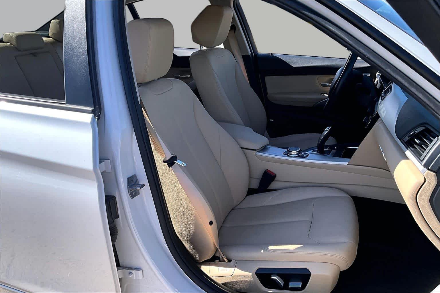 Used 2018 Mineral White Metallic BMW 320i xDrive image 7