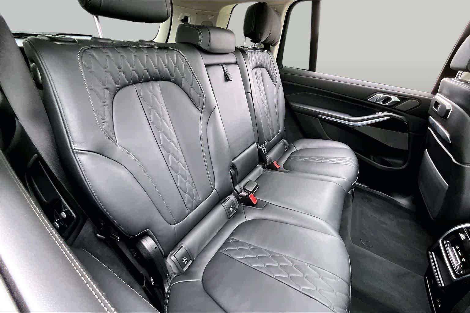 Used 2026 Skyscraper Grey Metallic BMW xDrive40i image 19