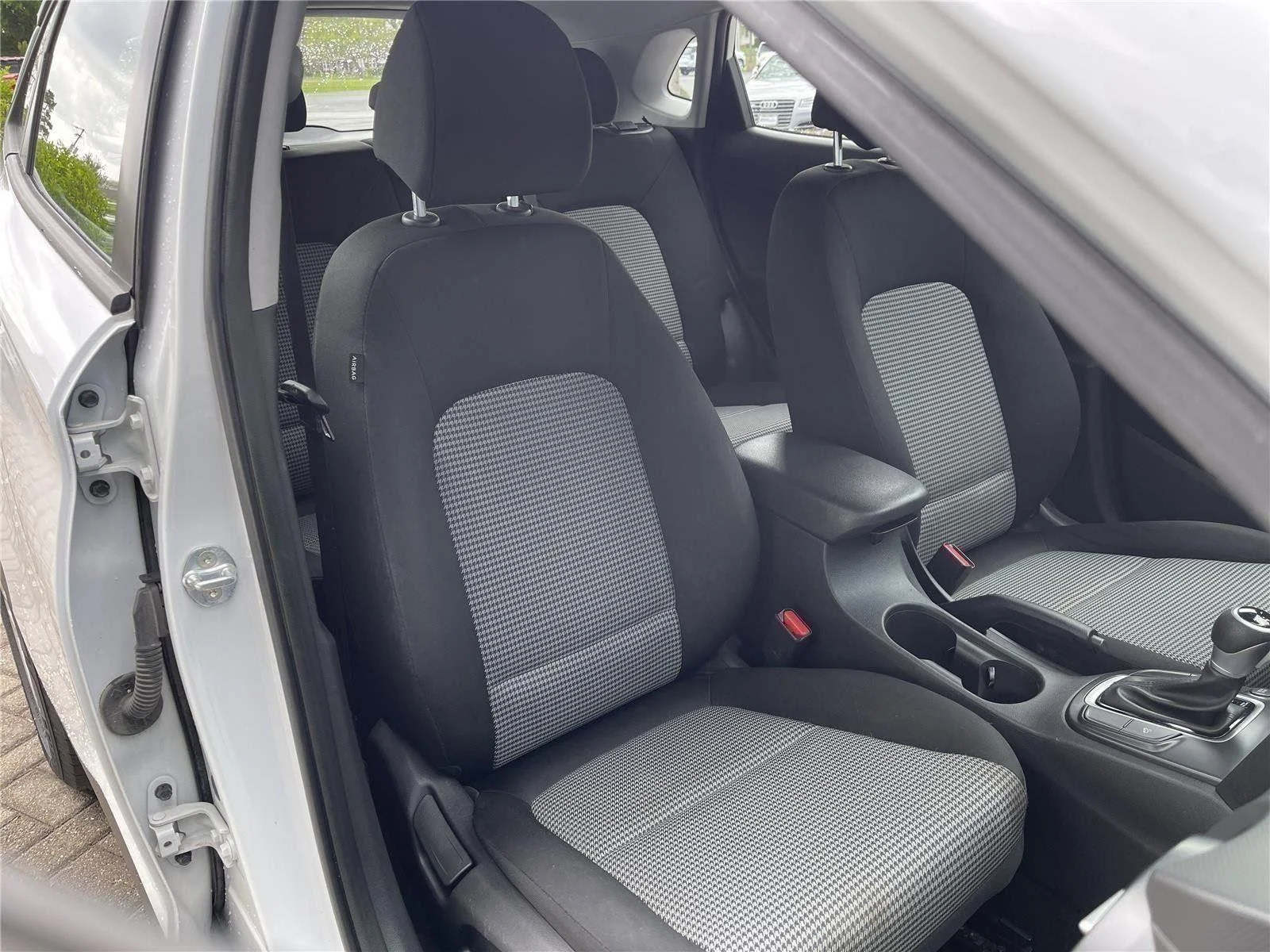 Used 2020 Chalk White Hyundai SE image 29