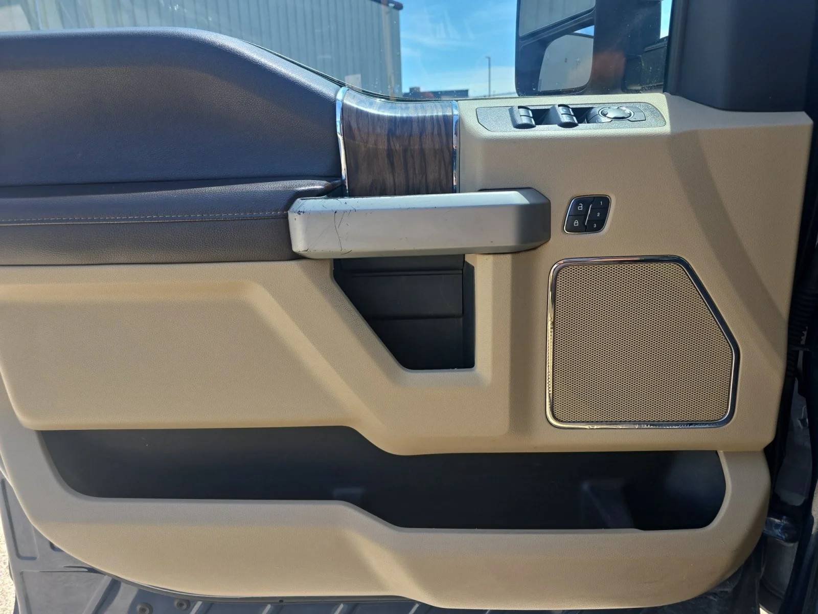 Used 2019 Agate Black Metallic Ford LARIAT image 27