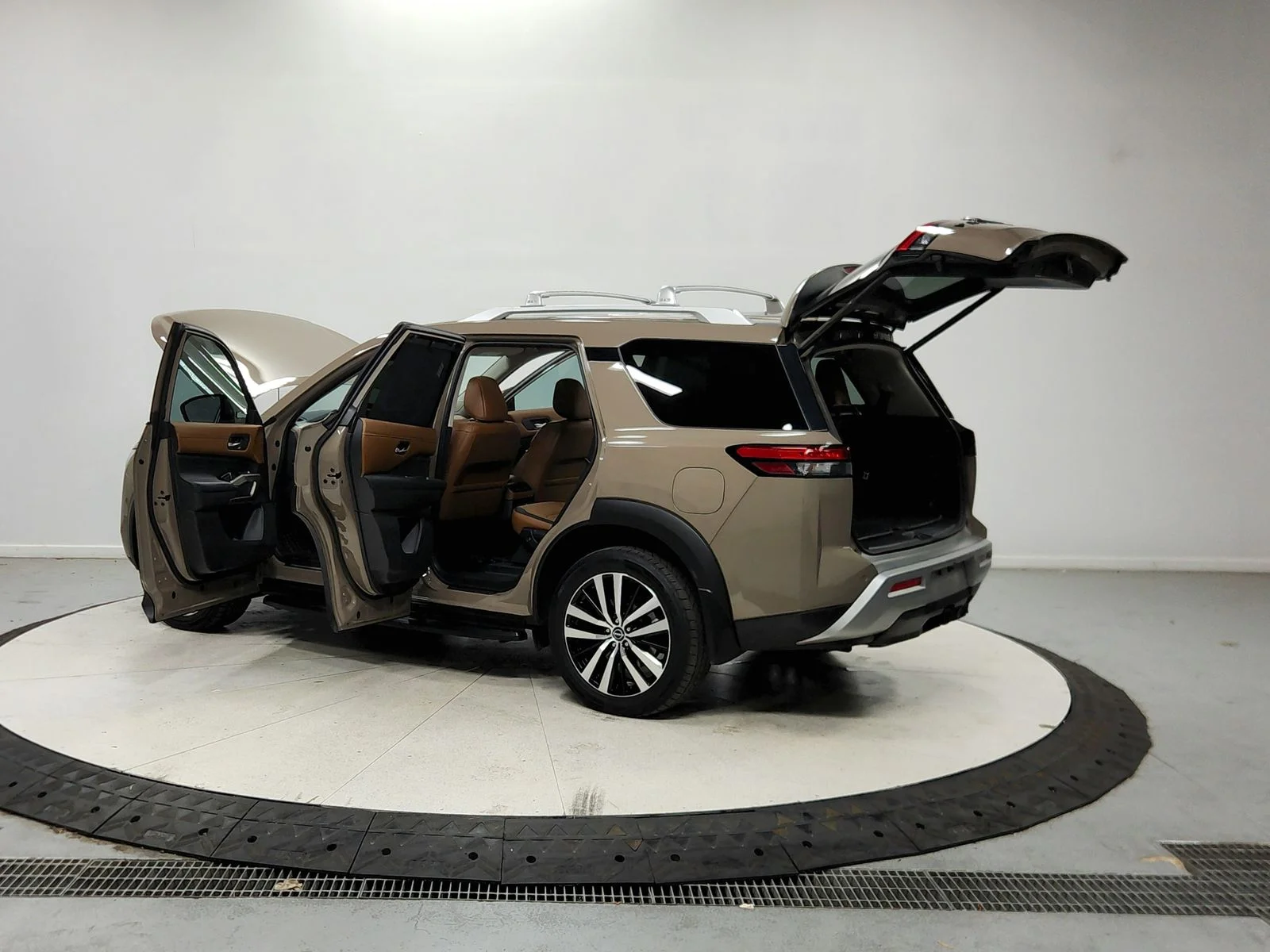 Used 2023  Nissan Platinum image 14