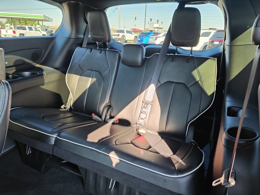 Used 2026 White Chrysler Limited image 25