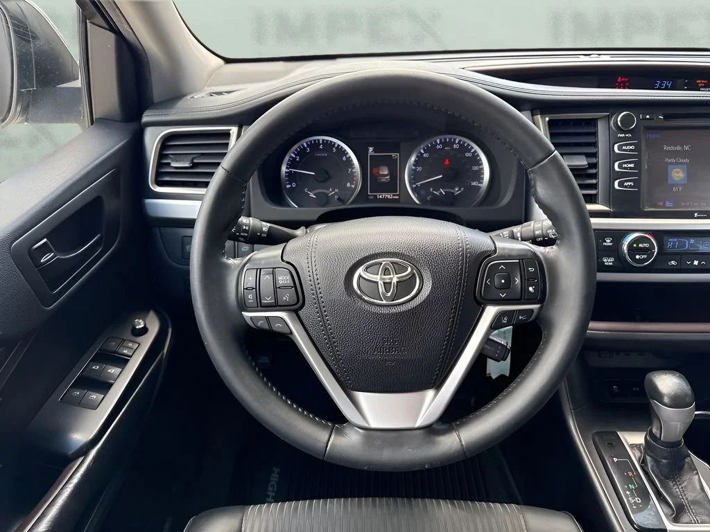 Used 2019  Toyota LE image 9