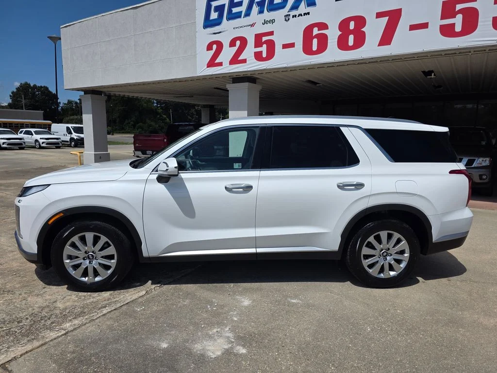 Used 2025 White Hyundai SEL image 2