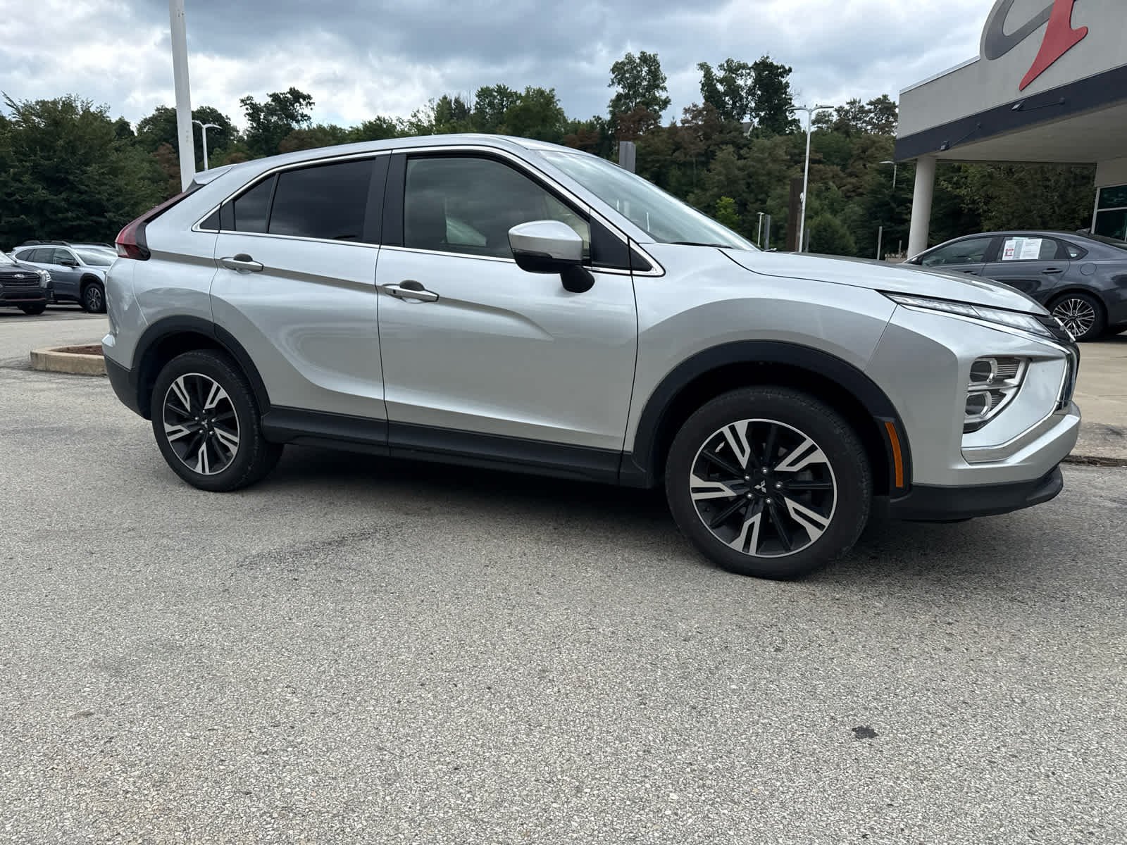 Used 2024 Alloy Silver Metallic Mitsubishi SE image 3