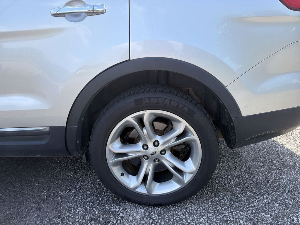 Used 2015 Silver Ford Limited image 29