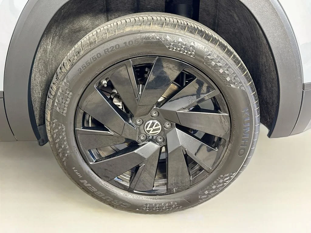 Used 2024 Gray Volkswagen 2.0T SE w/Technology image 30