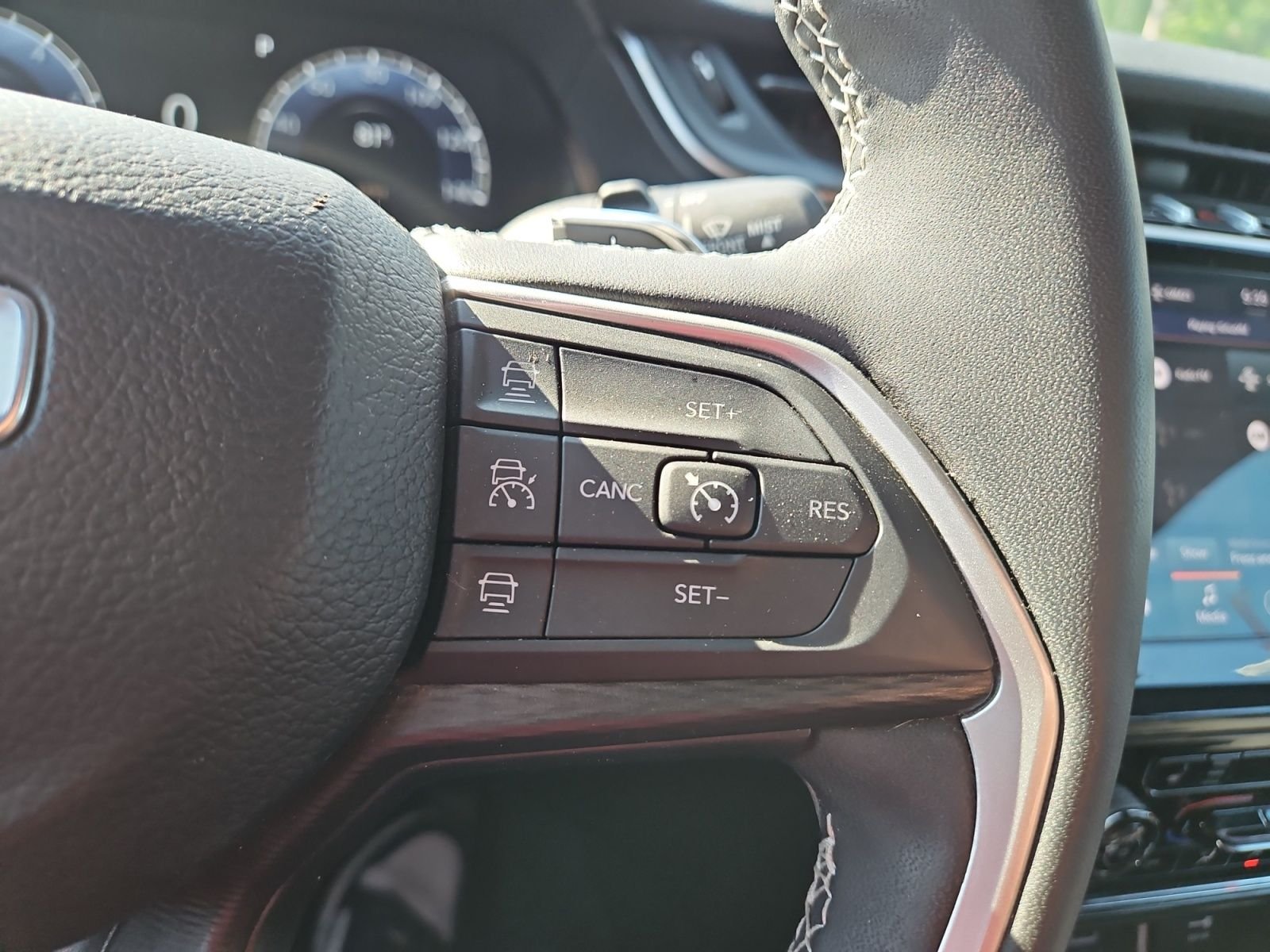 Used 2024 White Jeep Altitude image 25