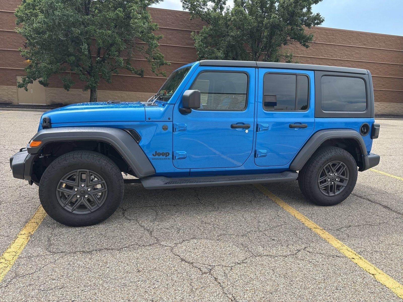 Used 2024 Hydro Blue Pearlcoat Jeep Sport S image 29