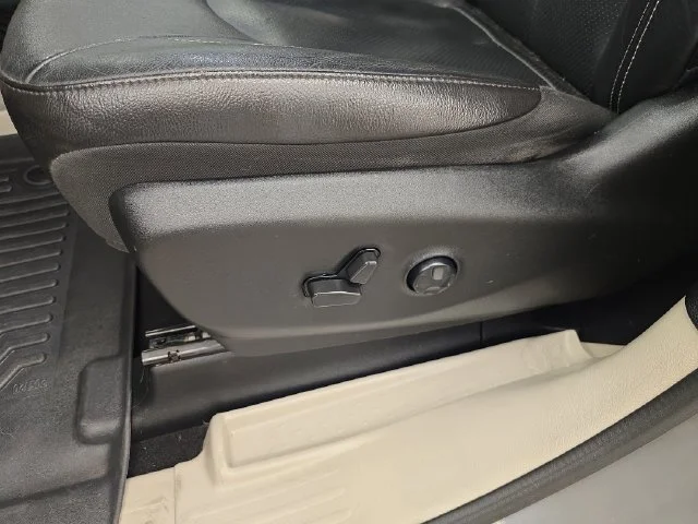 Used 2022 Ceramic Gray Clearcoat Chrysler Touring L image 38