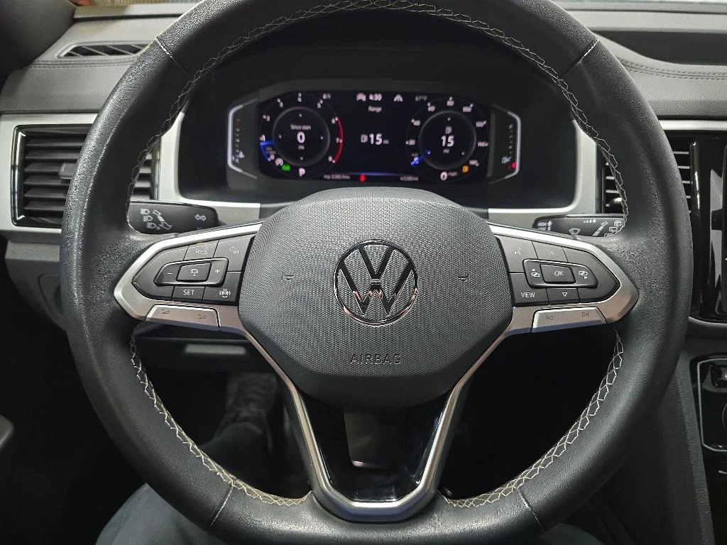 Used 2022 Black Volkswagen 3.6L V6 SE w/Technology image 18