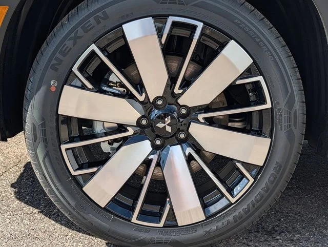 New 2026 White Diamond Mitsubishi SE image 3