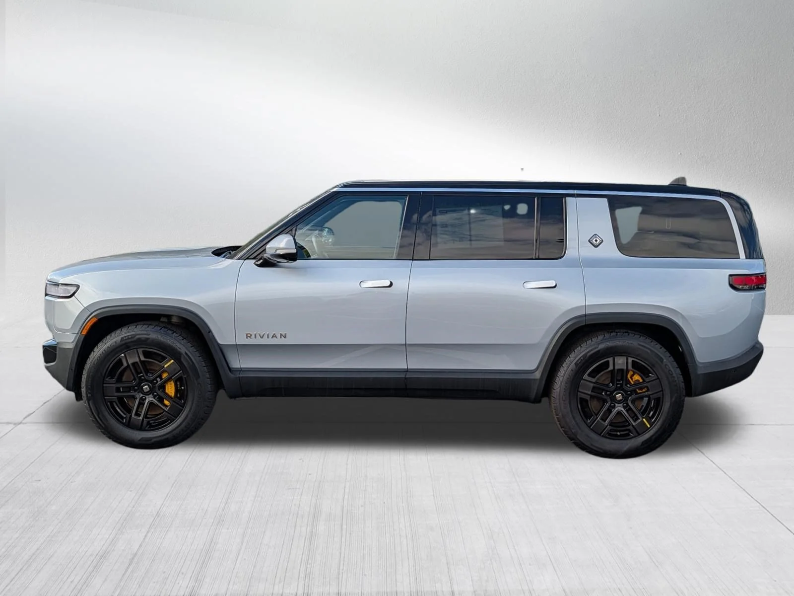Used 2023 LA Silver Rivian Adventure image 4