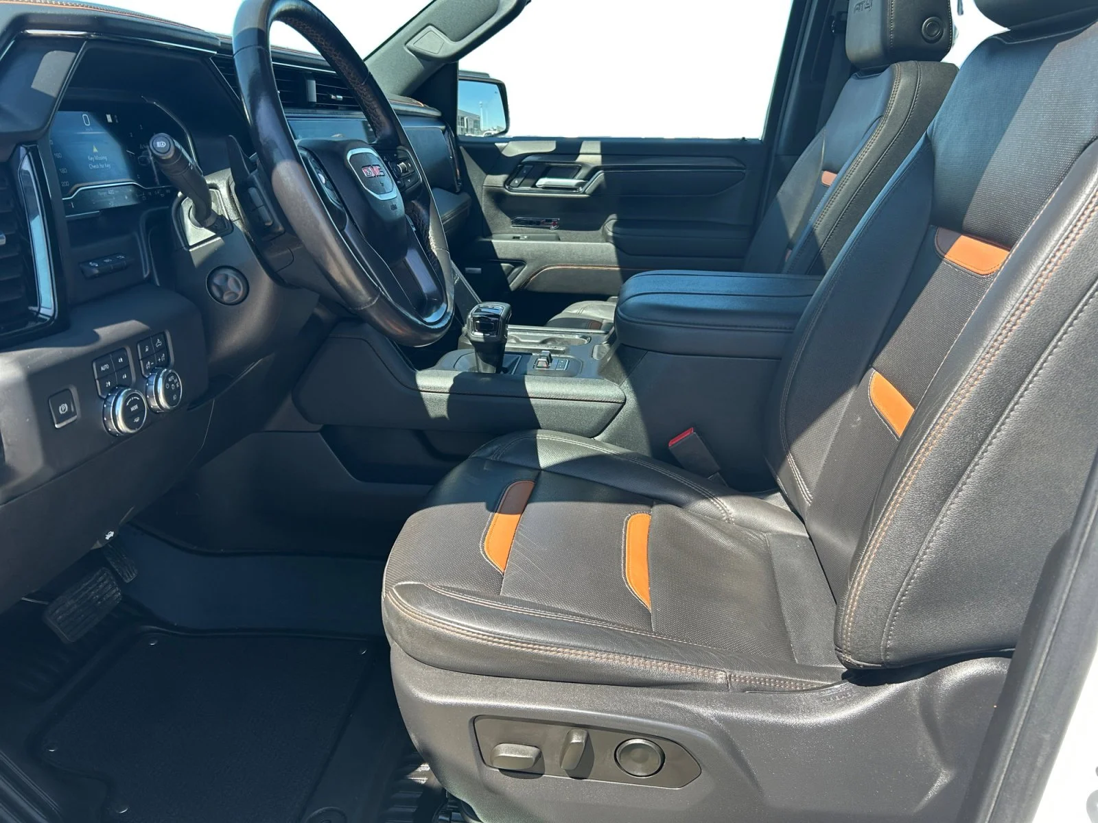 Used 2023 White GMC AT4 Crew Cab image 14