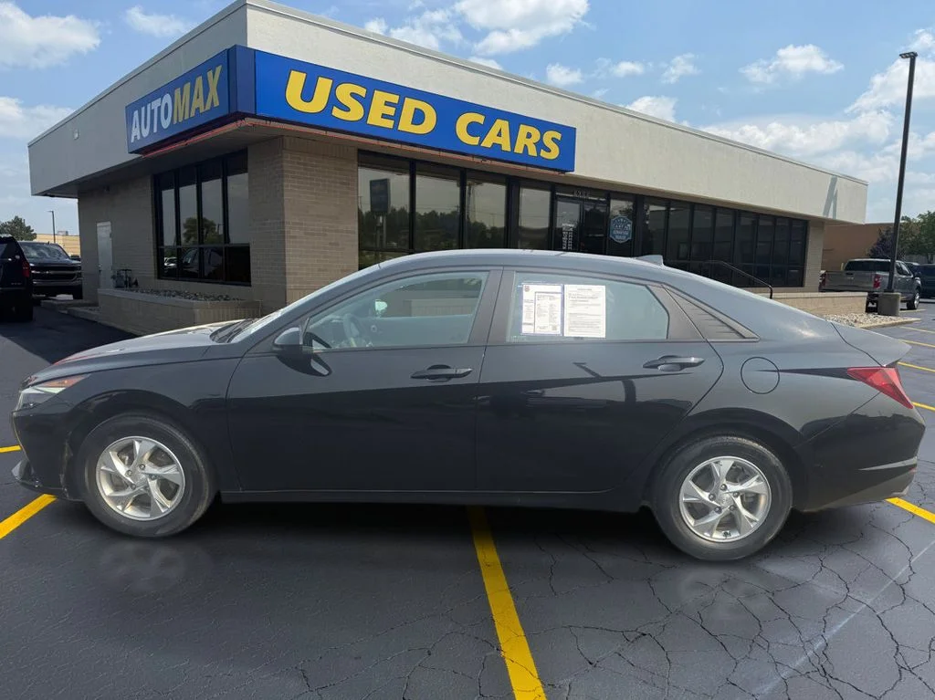 Used 2022 Phantom Black Hyundai SE image 8