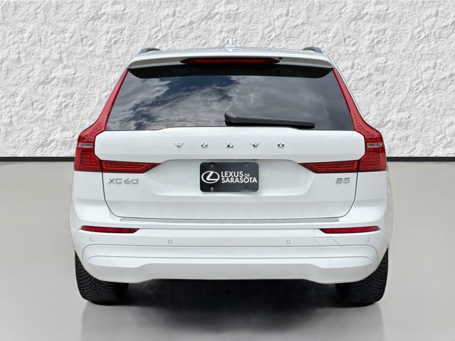 Used 2022 Ice White Volvo Momentum image 4